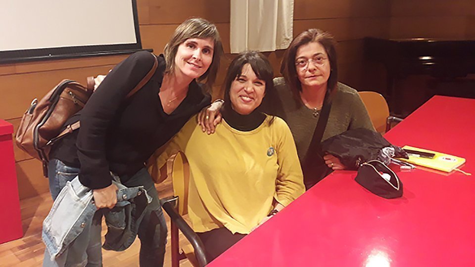 Imatge de Bea Talegón amb dues assistents que van aprofitar l'ocasió per saludar-la Imatge de Bea Talegón amb dues assistents que van aprofitar l'ocasió per saludar-la