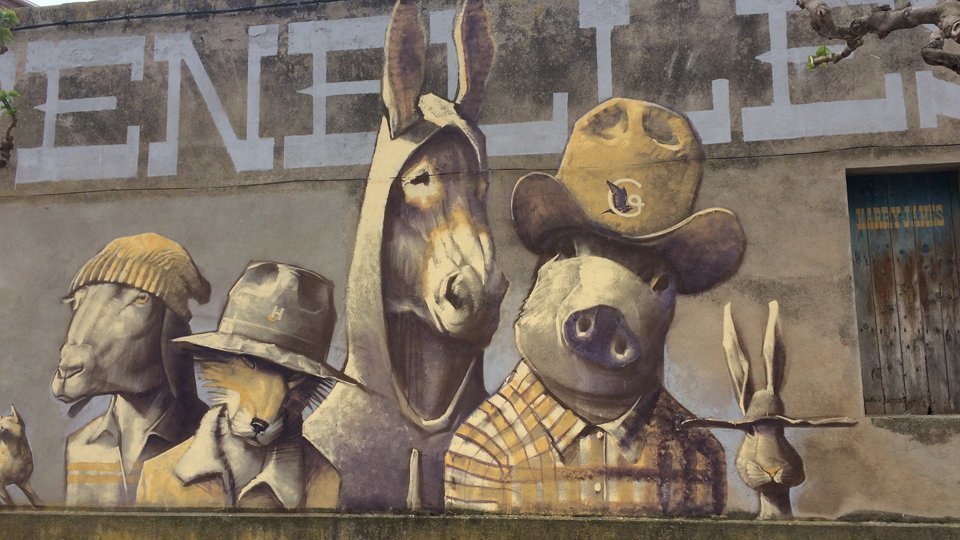 Treballs dels artistes en el GarGar Festival de murals de Penelles