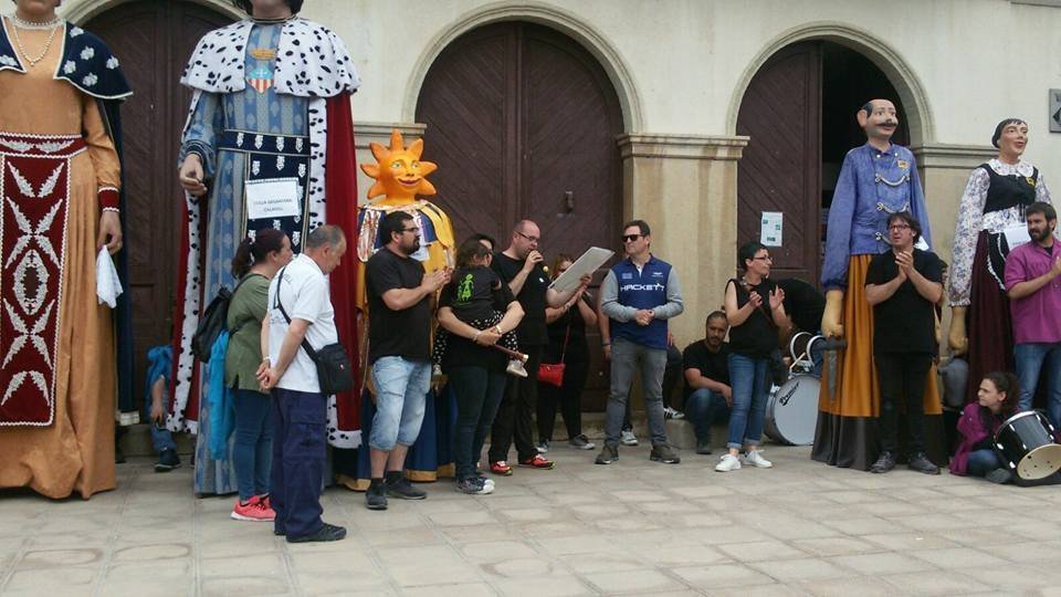 L'alcalde de Castellnou de Seana Jordi Llanes en la recepció de les Colles Geganteres