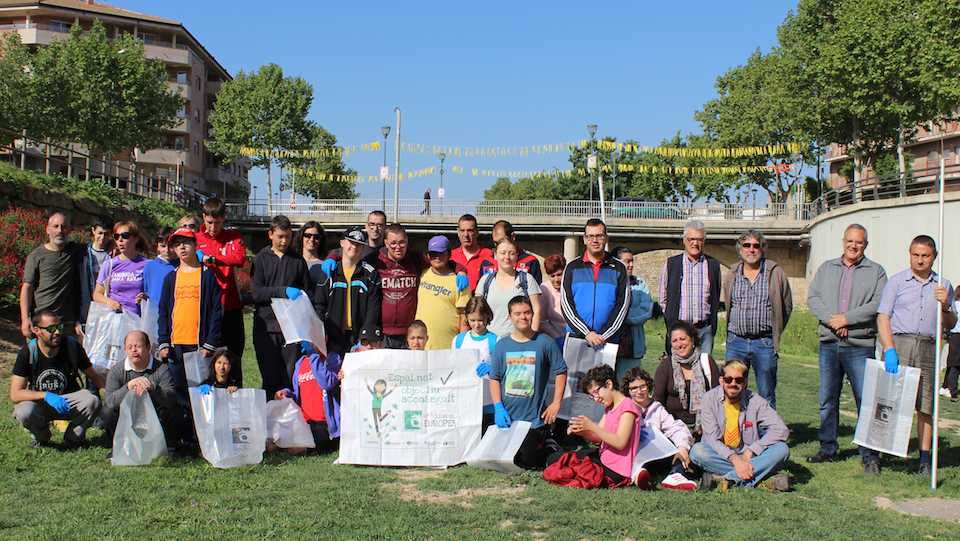 Un dels grups de voluntaris que van participar al 'Let's clean up Europe' Un dels grups de voluntaris que van participar al 'Let's clean up Europe'