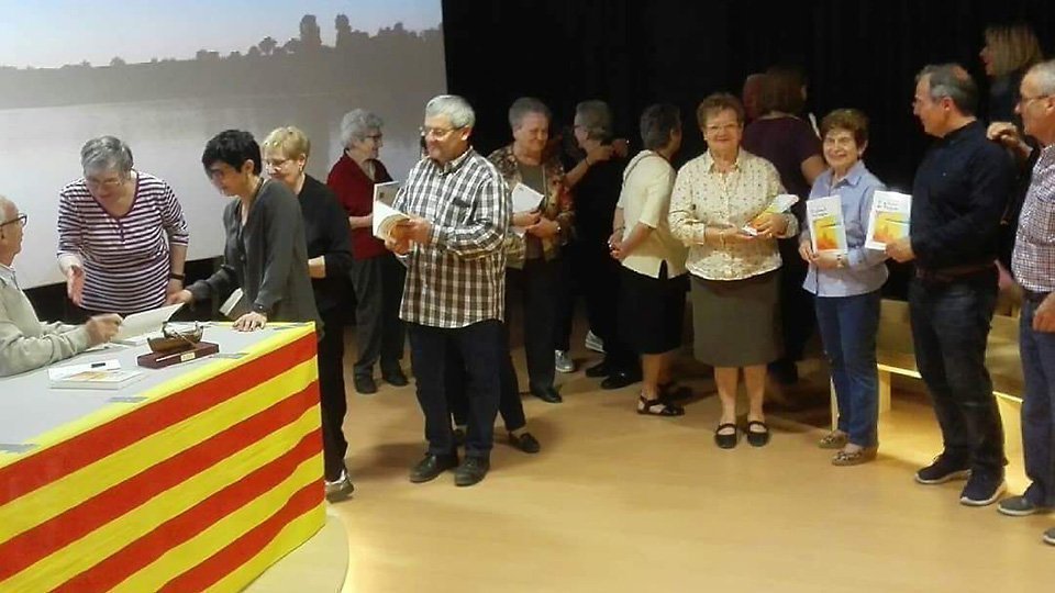 El públic demana la signatuira a l'autor Francesc Pascual