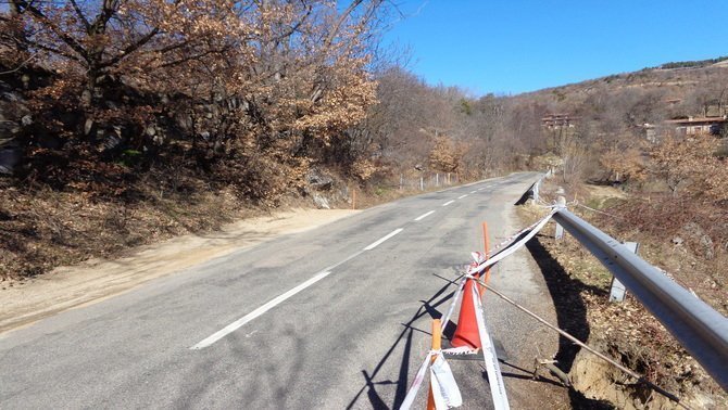 Pla general de l'estat que presenta la carretera local LV-4036, de l'N-260 a Lles de Cerdanya, arran de despreniments. Imatge del 3 de maig del 2017. (Horitzontal)