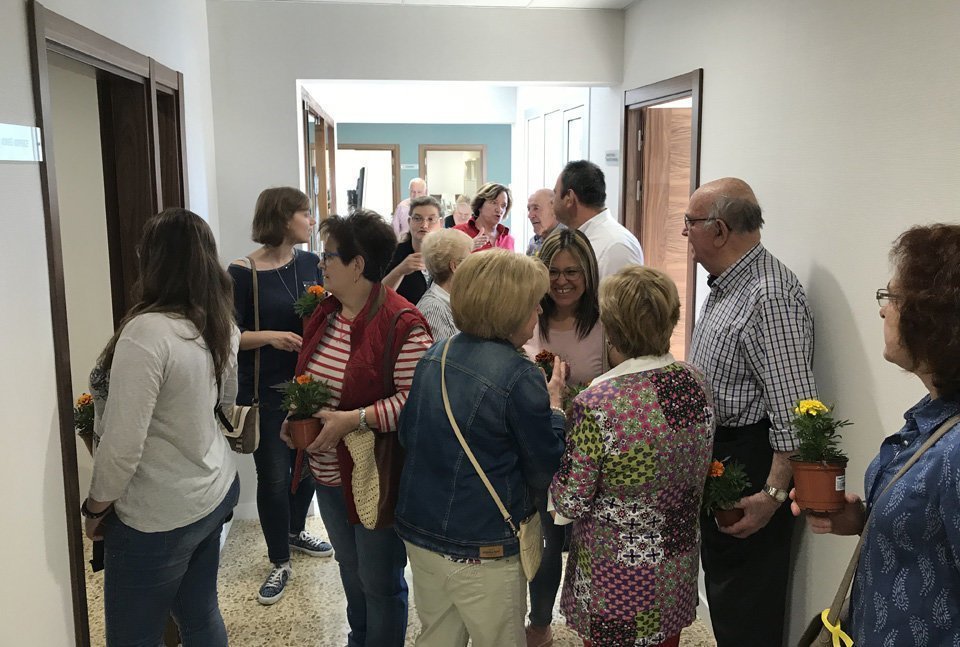 El públic visita les instal·lacions de l'edifici consistorial de Juneda