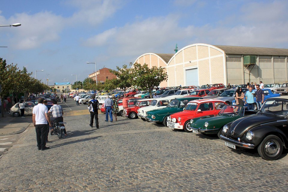 Imatge dels participants en la Trobada de vehicles clàssics de Golmés 1