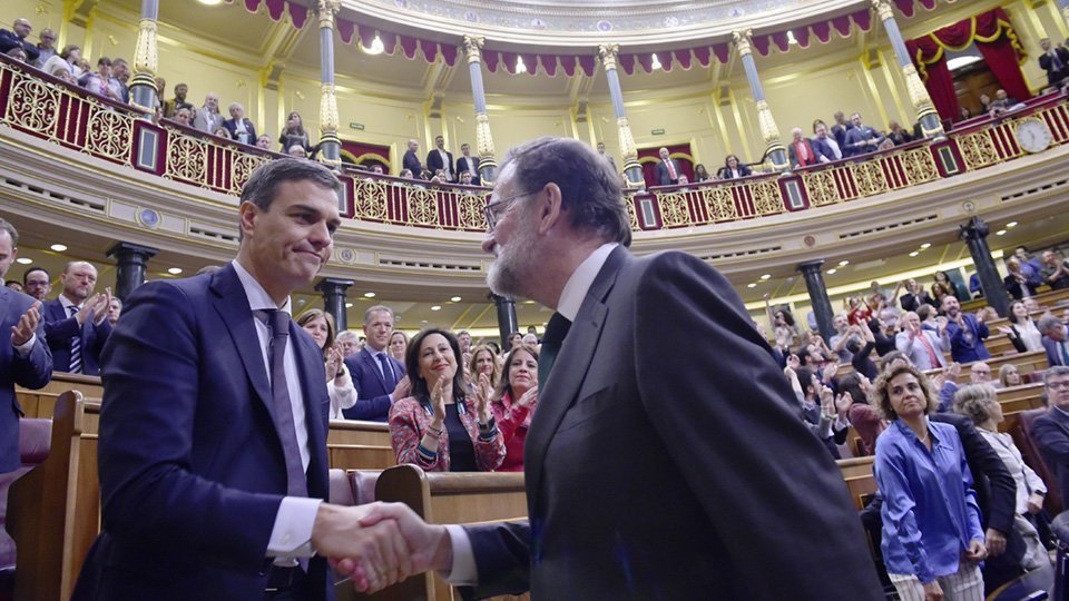 Pla mig de Mariano Rajoy i Pedro Sánchez donant-se la mà després de la votació de la moció de censura aquest 1 de juny del 2018. Pla mig. (Horitzontal)