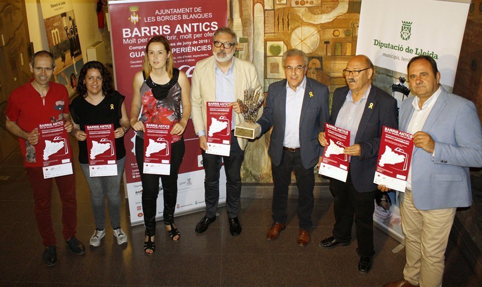 Els representants dels municipis participants en la campanya Barris Antics, Molt per Descobrir, Molt per Oferir Els representants dels municipis participants en la campanya Barris Antics, Molt per Descobrir, Molt per Oferir