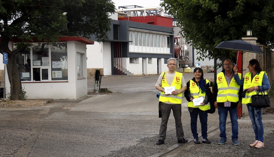 Representants d'UGT informant de la vaga a les portes de l'escorxador de Mollerussa Representants d'UGT informant de la vaga a les portes de l'escorxador de Mollerussa