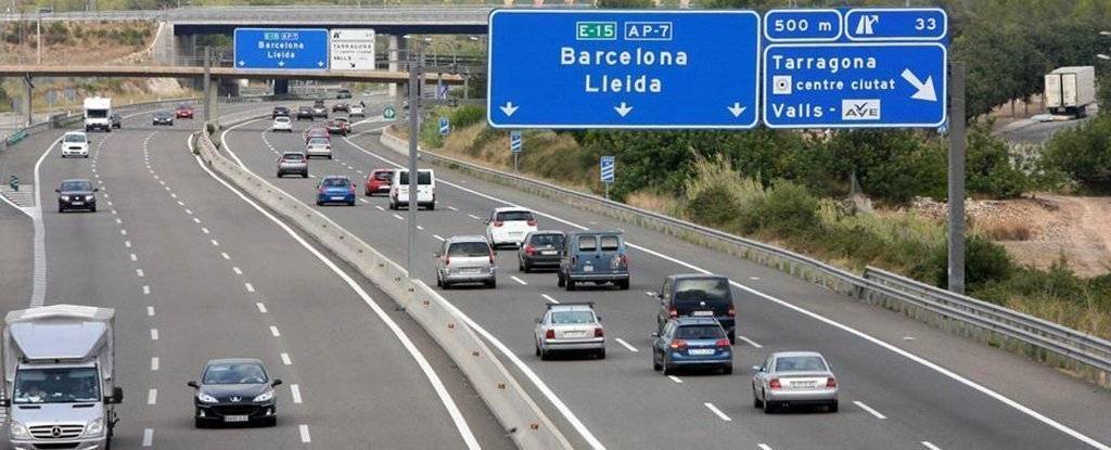AP-7, amb vehicles aturats als tres carrils de l'autopista en sentit Barcelona - Roger Segura