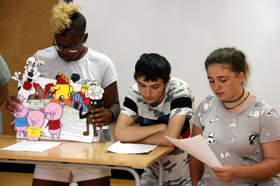 Alumnes de l'IFE de l'INS Mollerussa explicant un conte a infants de l'escola les Arrels