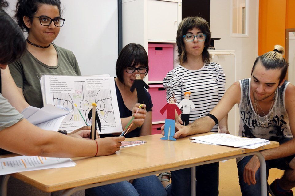 Alumnes de l'IFE de l'INS Mollerussa explicant un conte a infants de l'escola les Arrels