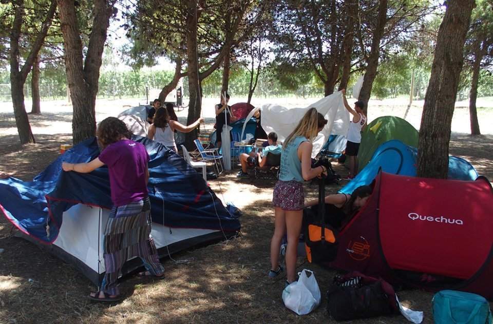 Els primers en arribar muntant les tendes a la zona de la pineda