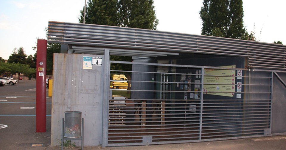 Porta d'accés a la piscina municipal de Tàrrega