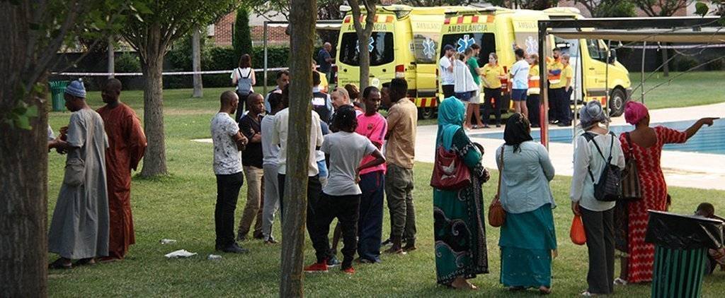 Interior de la piscina de Tàrrega, ambulàncies i efectius d'emergències