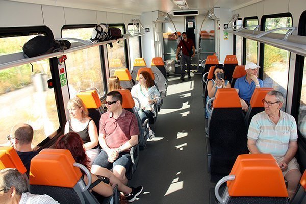 Imatge general d'un dels vagons del nou comboi de la línia Lleida-La Pobla que aquest dissabte s'ha utilitzat per al recorregut turístic del Tren dels Llacs. Imatge del 30 de juliol del 2016 (horitzontal)