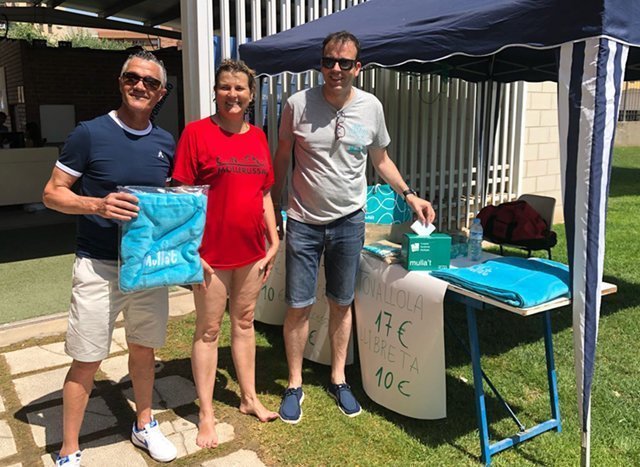 L'alcalde Marc Solsona fa el donatiu pel Mulla't en representació del consistori de Mollerussa