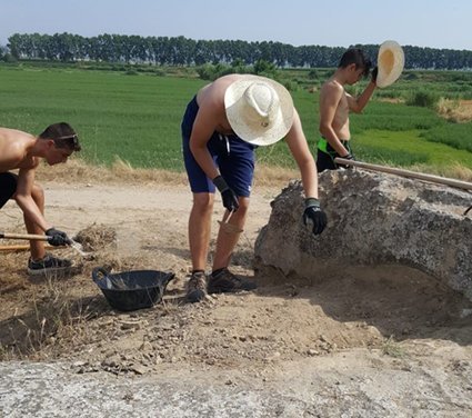 Joves treballant en els nius de metralladora de Linyola 2