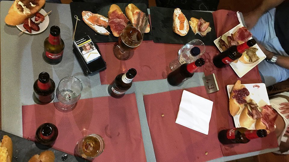 Una taula d'amics participant a la Ruta de la Tapa de les Borges