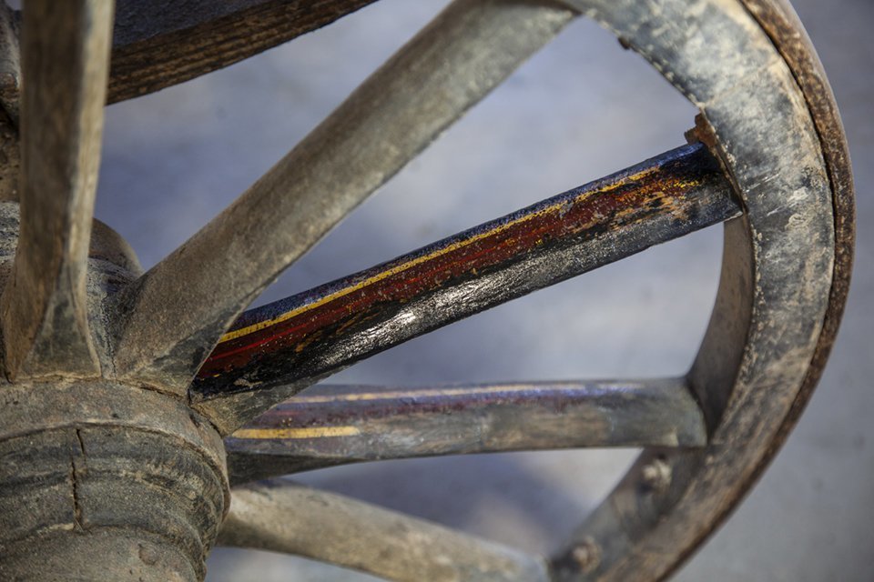 Detall de les diferents capes de policromia de la  Carrossa Fúnebre Linyola