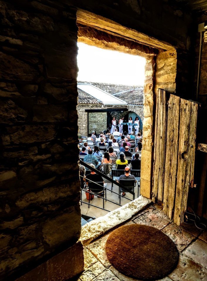 El grup vocal Mezzos, banda sonora d'una posta de sol a la casa rural de La Torre del Codina del Talladell 1