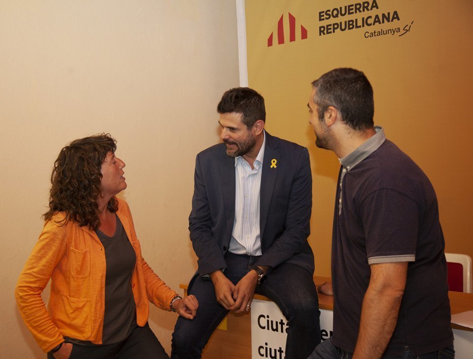 Teresa Jordà, Engelbert Montalà i Bernat Solé conversen després de l'assemblea local d'ERC 1