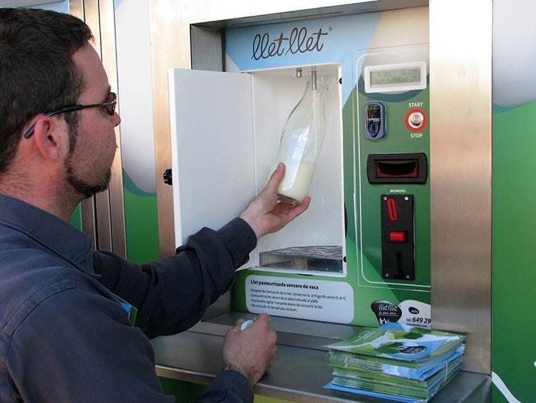 Màquina espenedora de llet crua