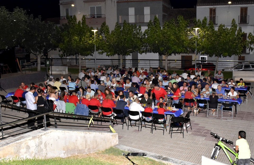El veïnat de Sidamon es reuneix a la plaça de l'Església