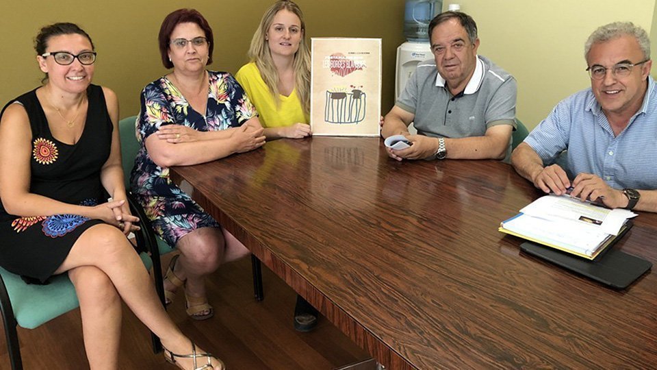 Membres de l'Equip de Govern amb el cartell guanyador