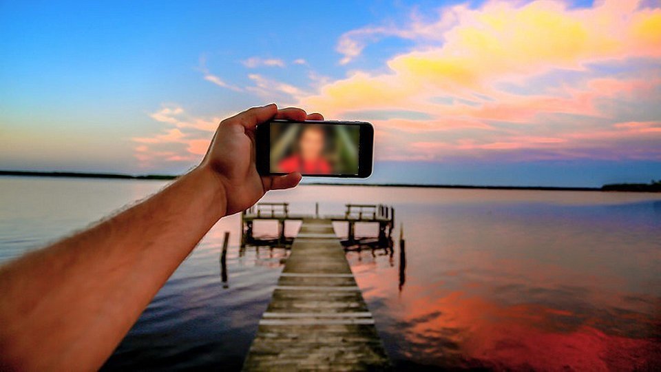 Tot i que les càmeres digitals són un invent molt recent, els homes sempre han desitjat reflectir-se a sí mateixos