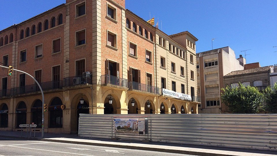 Pancartes instal·lades a la tanca de les obres de la plaça de l'Ajuntament