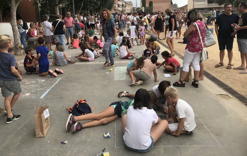Els nens i nenes pintant la plaça Europa de les Borges.