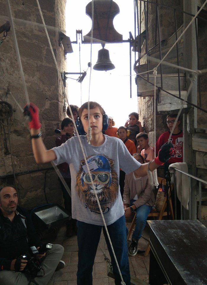 Un nen participant al III Concurs de Campaners de les Borges.