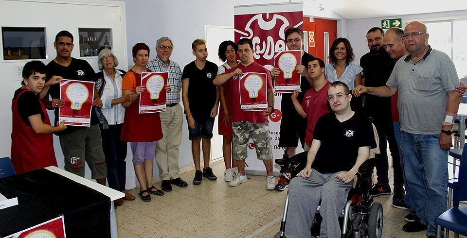 Borrell, Roure, Masó i Brufau en la presentació, amb usuaris de l'entitat 1