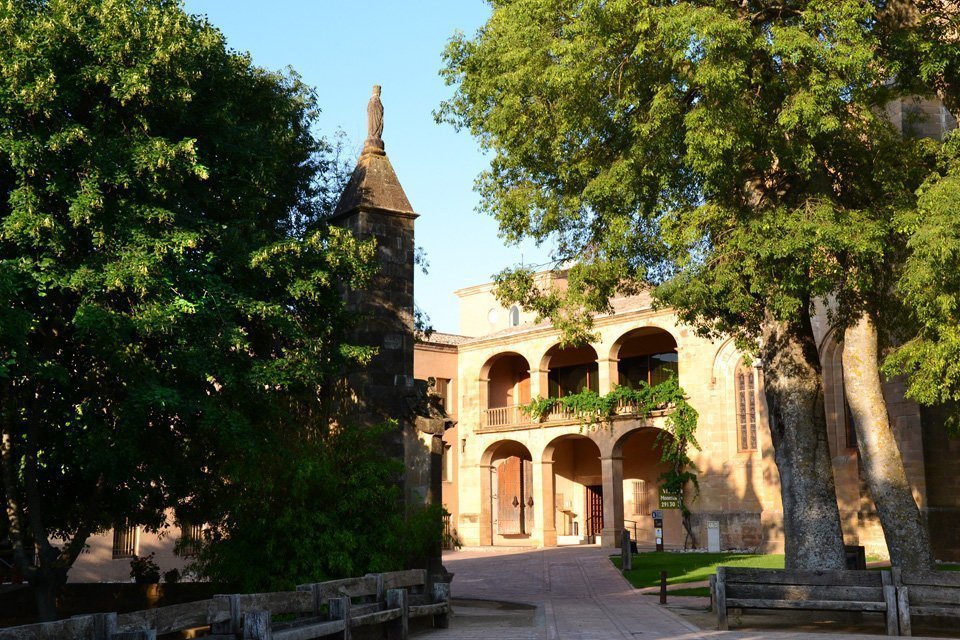 El Monestir de les Avellanes aixopluga en el seu interior una hostatgeria de tres estrelles amb trenta-set habitacions dobles, vistes precioses a l’entorn. El Monestir de les Avellanes aixopluga en el seu interior una hostatgeria de tres estrelles amb trenta-set habitacions dobles, vistes precioses a l’entorn.