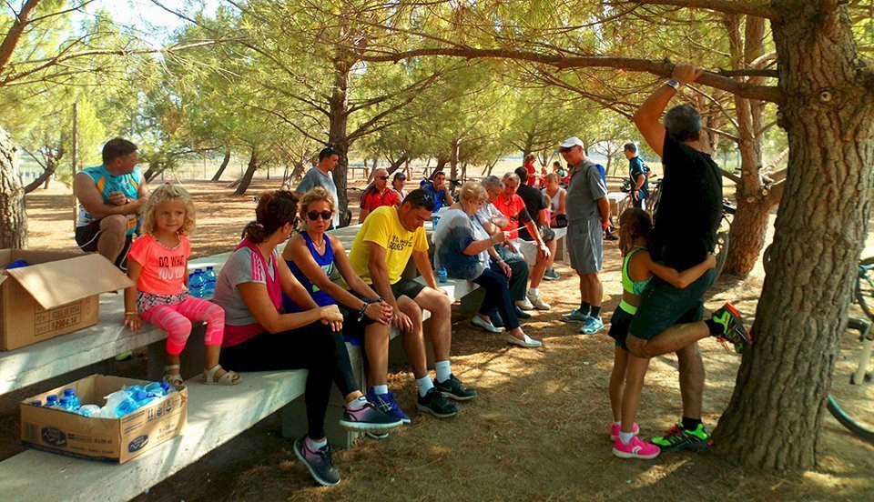 Els participants en la Bicicletada sostenible a Golmés, fan del descans en la Pineda