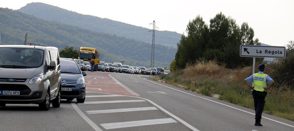 Pla general on es poden veure retencions de cotxes a la C-12 a Àger arrel d'un accident mortal entre un autocar i una furgoneta, el 21 de setembre de 2018. (Hortizontal)