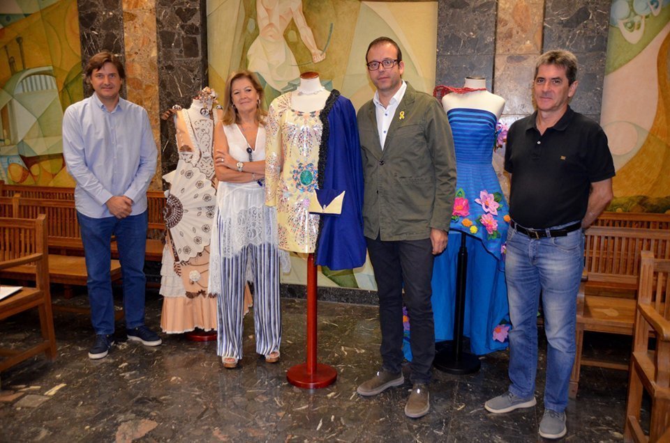 Presentació del projecte rècord guinness de Vestits de Paper