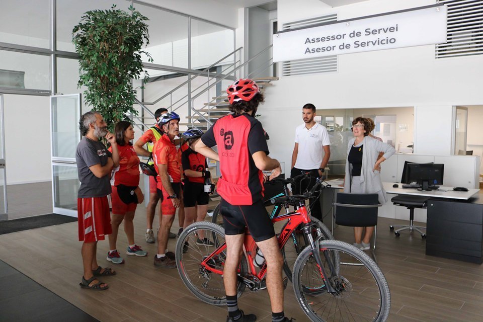 Els membres del Club ciclista de l'Associació Alba a les instal·lacions de Servisimó
