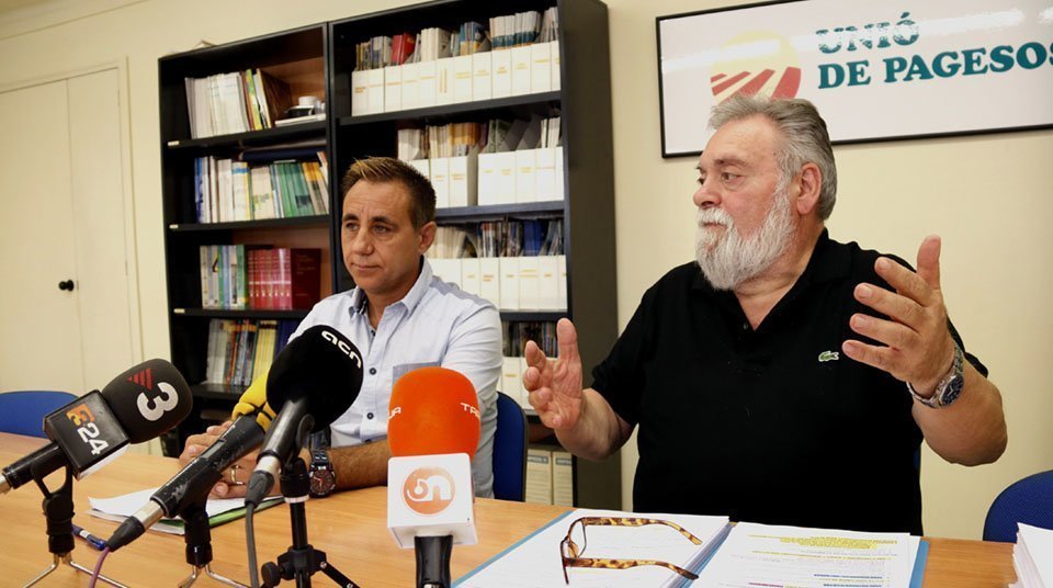 Josep Guitart i Joan Casajoana, membres d'Unió de Pagesos del Bages, durant la roda de premsa que han fet a Manresa. 26 de setembre de 2018. (Horitzontal)