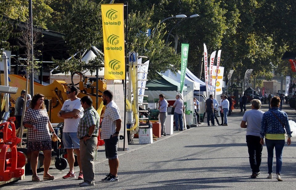 Pla general on es pot veure un dels carrers de la 64a Fira de Sant Miquel de Lleida amb alguns visitants i expositors, el 27 de setembre de 2018. (Horitzontal)