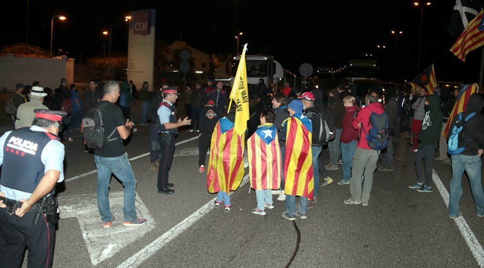 Els Mossos intenten que obrin el tall de carretera convocat pels CDR, a la LL-11 a Lleida
