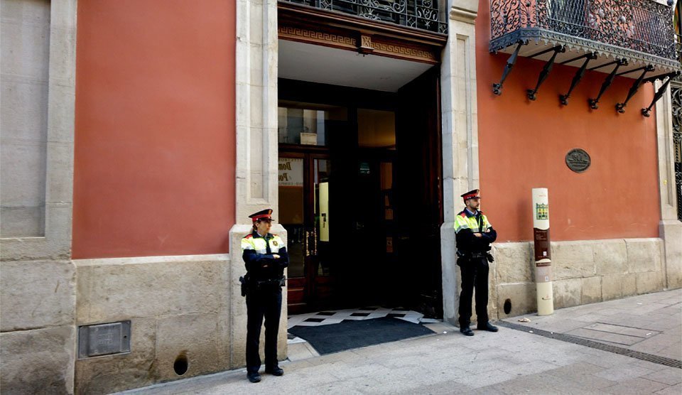 Mossos d'Esquadra custodiant la porta del Palau de la Diputació de Lleida durant el registre que estan portant a terme