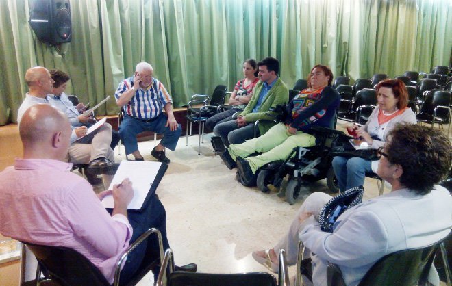 Robert Bonet i Laura Sarri en una reunio de  la Federació d’Ateneus de Catalunya