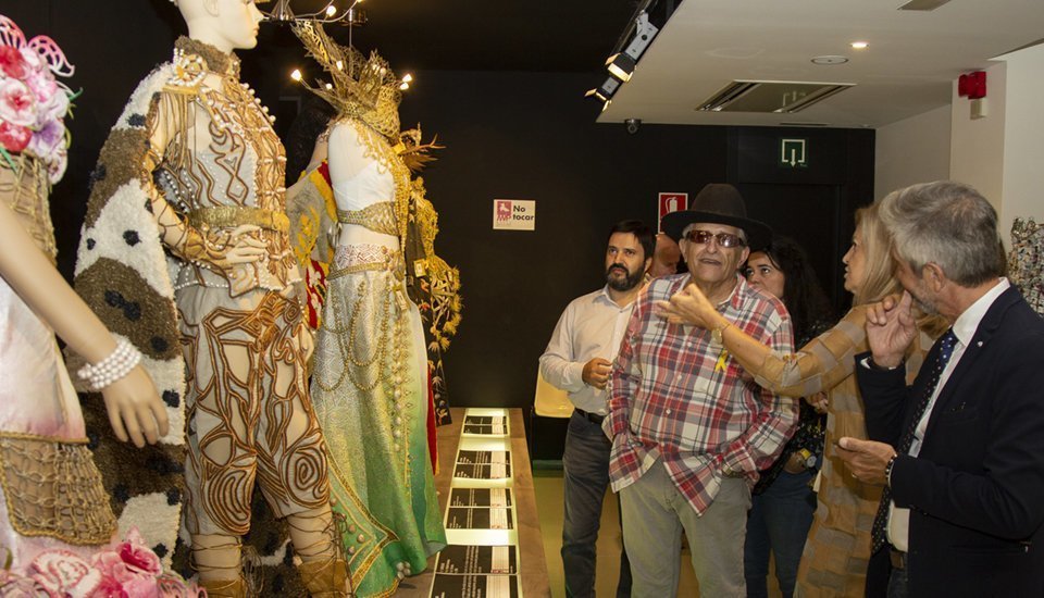 Ramon Cotarela visita Vestits de Paper a Mollerussa