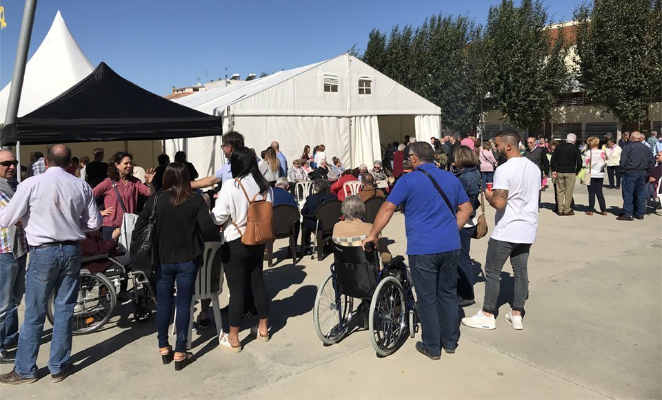 La fideuà popular va ser un èxit de participació.