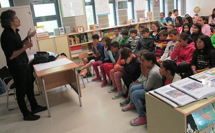 El dibuixant i guionista Oriol Garcia en una de les seves classes
