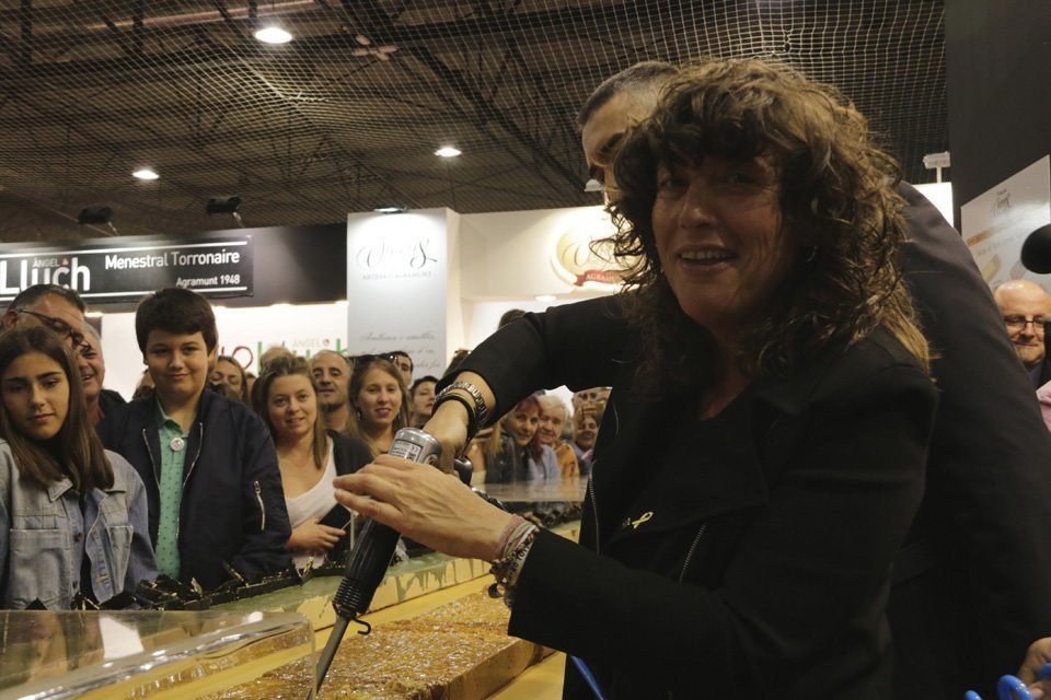 La consellera Teresa Jordà, tallant el torró de vuit metres de Torrons Vicens