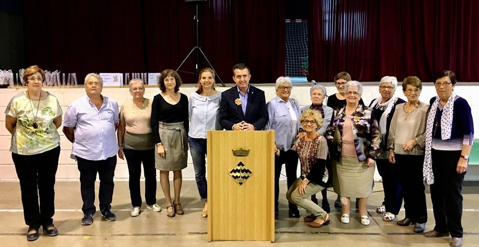 L'alcalde Melcior Claramunt amb el col·lectiu de Puntaires de Miralcamp