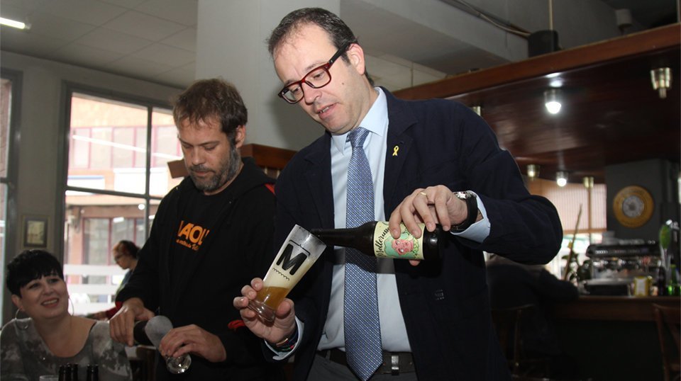 Jordi Segarra i Marc Solsona tasten la cervesa Matoll&Mollerussa