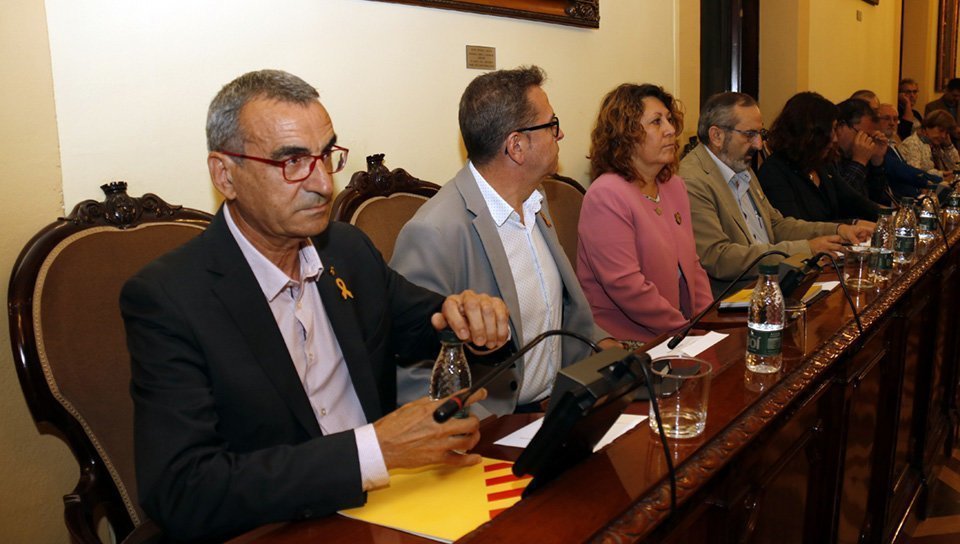 Pla obert on es pot veure la bancada de diputats d'ERC, amb el portaveu Jaume Gilabert en primer terme al Ple d'investidura de Rosa Maria Perelló com a presidenta de la Diputació de Lleida, el 18 d'octubre de 2018. (Horitzontal)