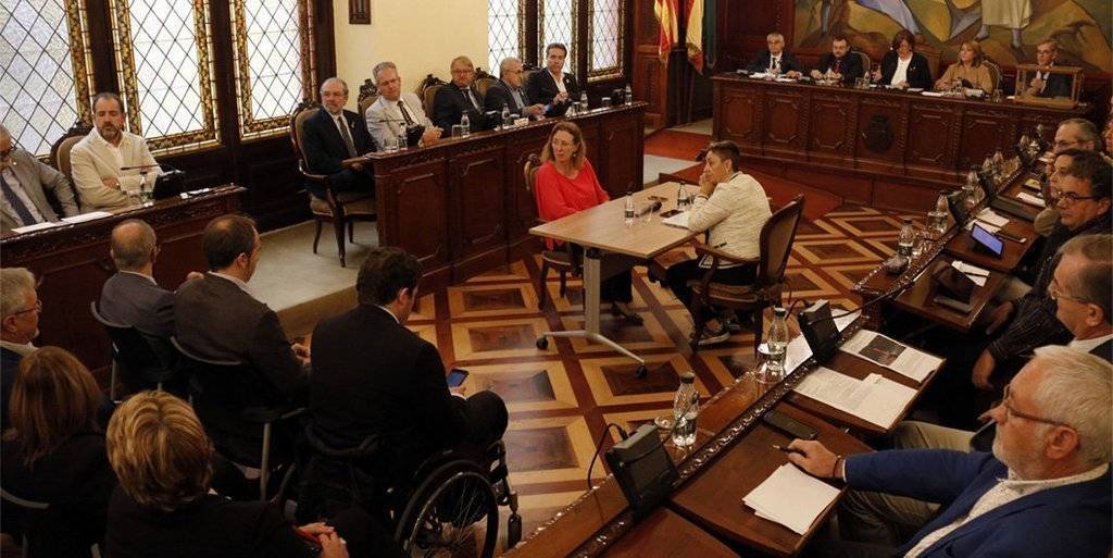 Pla general d'un moment del Ple d'investidura de Rosa Maria Perelló com a presidenta de la Diputació de Lleida, amb públic al saló, el 18 d'octubre de 2018. (Horitzontal)